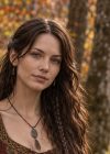 Mujer de vestido medieval entre bosque de otoño, horóscopo semanal del zodíaco