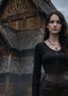 Freyja, diosa del amor y la guerra, ante un drakkar vikingo