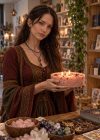 Mujer sosteniendo una vela rosa con petalos para hechizos de amor