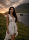 Horóscopo semanal del 17 al 23 de agosto de 2026 — mujer junto al lago al amanecer